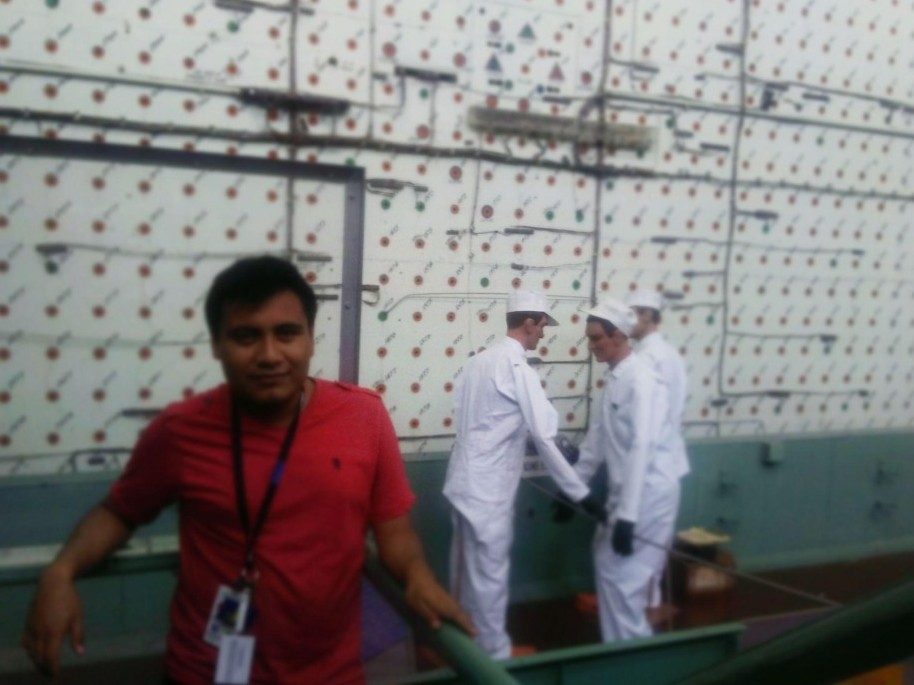Noel Alberto Cruz Venegas with a team in white protective suits